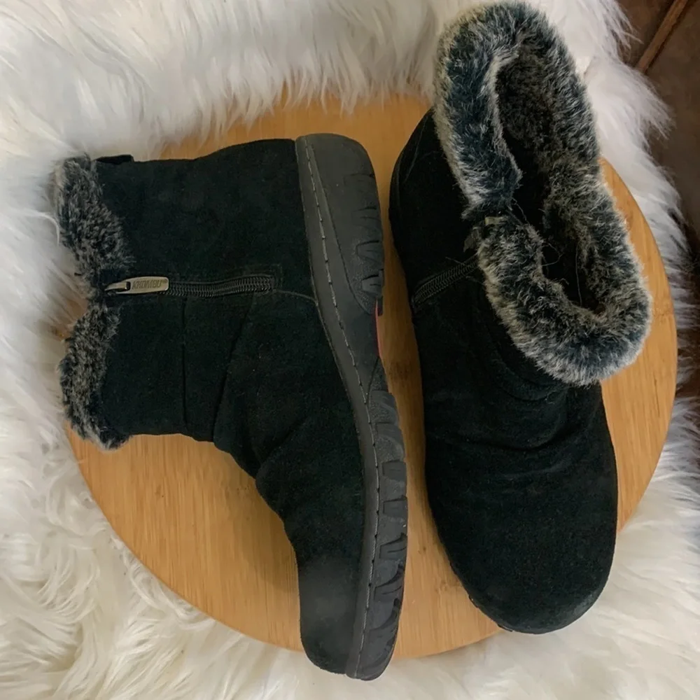 Khombu black suede